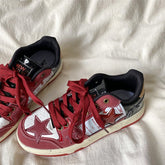 Weinrote Sneakers mit Stern
